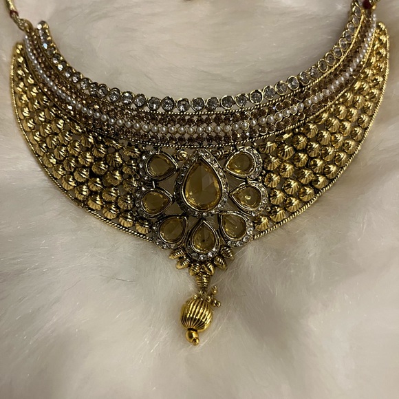 Costume jewelry statement necklace and earrings - Picture 1 of 6